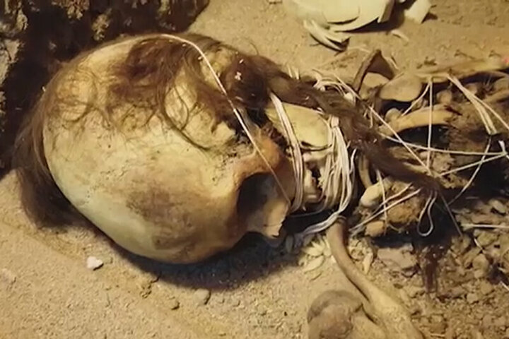 کشف اسکلت زن ۱۳۰۰ ساله موسوم به «بی بی حیات» در یزد / فیلم