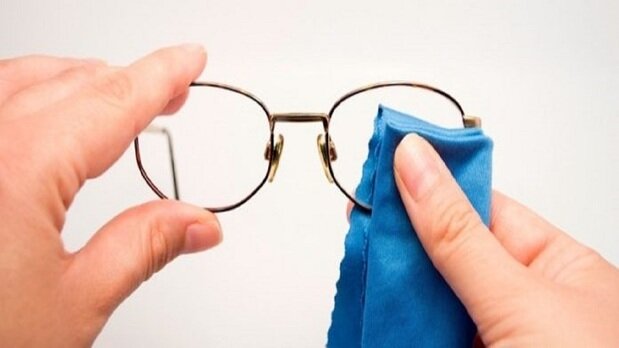 نحوه تمیز کردن شیشه عینک/ چه عینک‌هایی را نباید شست؟