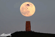 نمایی زیبا از پدیده ابرماه در کنار برج میلاد / عکس