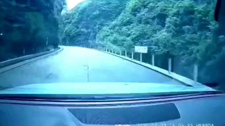 صحنه وحشتناک ریزش کوه بر روی خودروی در حال حرکت / فیلم