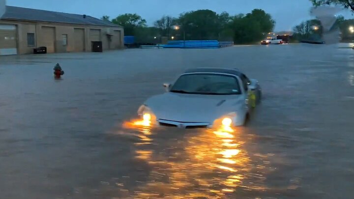 غرق شدن وحشتناک خودروها به دلیل سیل در ابیلین تگزاس / فیلم