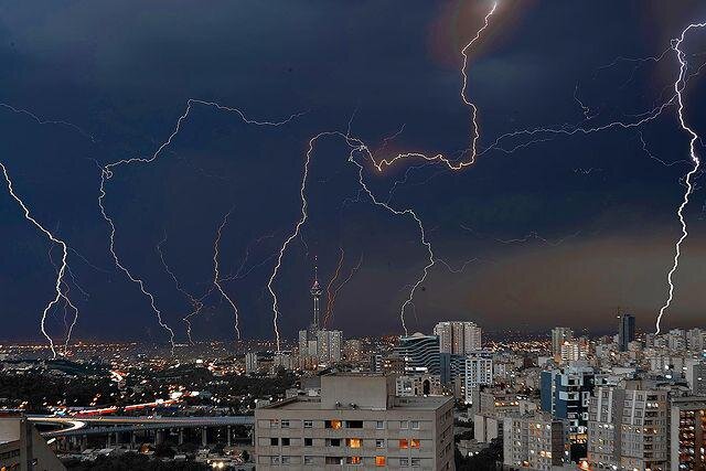 تصویری دیدنی از رعد و برق آسمان تهران