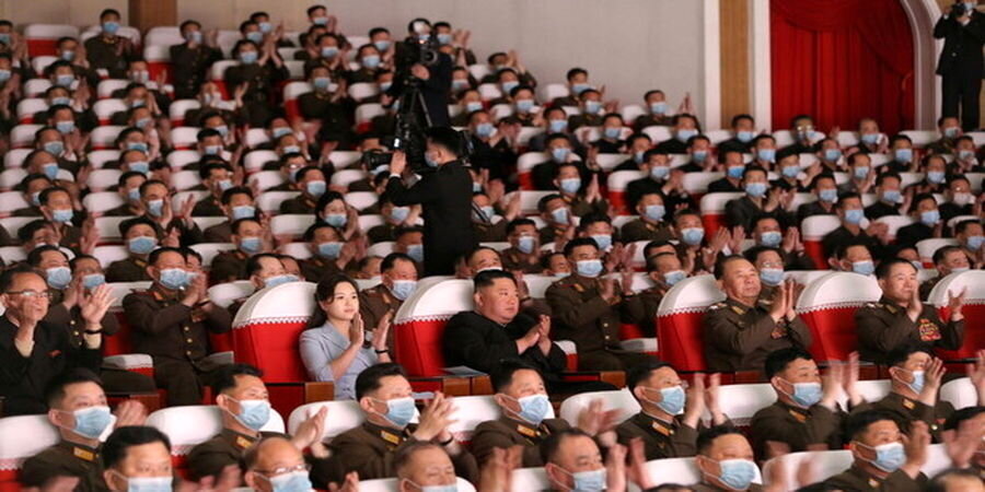حضور بدن ماسک رهبر کره شمالی و همسرش در یک نمایش جنجالی شد / عکس