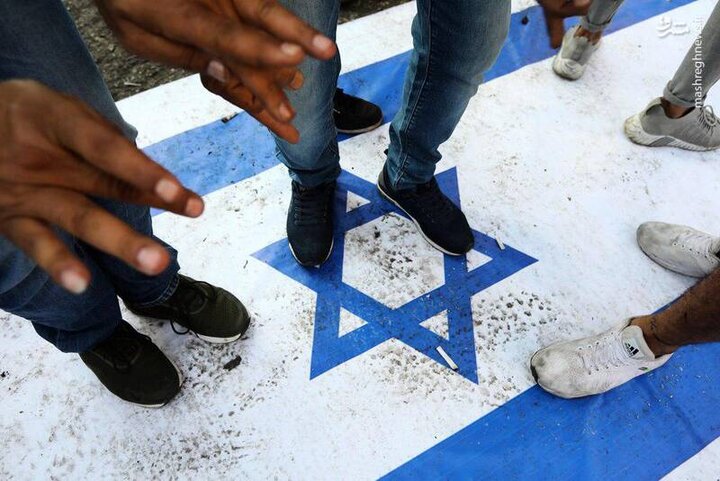 به آتش کشیده شدن پرچم آمریکا و اسرائیل در میدان فلسطین / فیلم