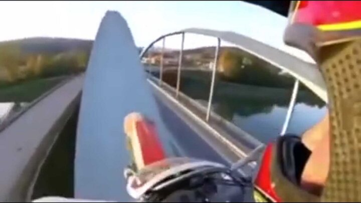 لحظه نفس‌گیر رکاب زدن دوچرخه سوار روی دیوار پل! / فیلم