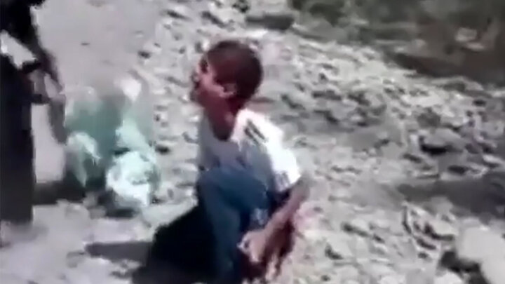 صحنه دلخراش کتک زدن ۲ کودک با چوب / فیلم