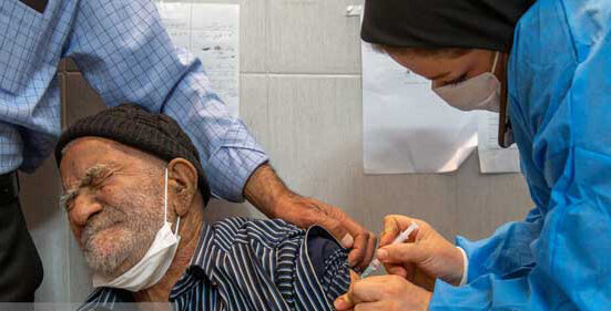 تصویر جنجالی از پرستار ایرانی هنگام تزریق واکسن 