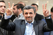 لحظه عجیب بالا رفتن محمود احمدی‌نژاد از نرده‌های‌ ساختمان وزارت کشور / فیلم