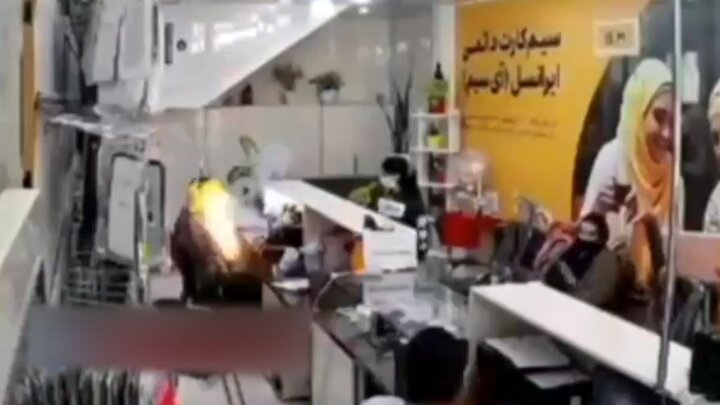 لحظه وحشتناک منفجر شدن گوشی موبایل در پیشخوان ایرانسل / فیلم