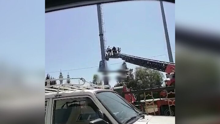 صحنه خودکشی مرد قمی از بالای آنتن مخابراتی / فیلم