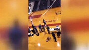 صحنه وحشتناک سقوط حلقه در زمین بسکتبال و فرار لحظه آخری ورزشکار از چنگال مرگ / فیلم