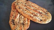 توریست اسپانیایی عاشق نان ایران شد | علاقه شدید دختر به نان بربری + خالکوبی عجیب / عکس
