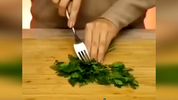 پاک کردن سبزی با چنگال در چند دقیقه / فیلم