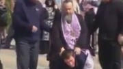 سوار شدن یک کشیش بر روی کمر مرد قزاقستانی برای پاک کردن گناهان! / فیلم