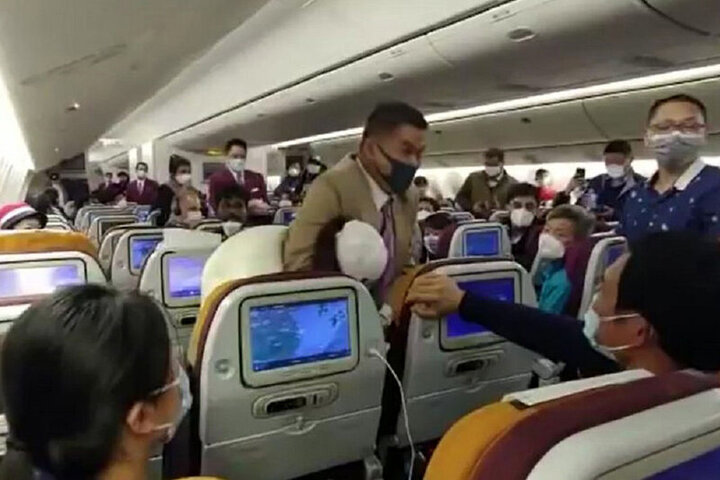 کتک کاری مهماندار هواپیما با مسافر بخاطر نداشتن ماسک! / فیلم