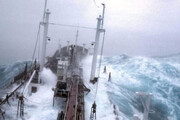 صحنه برخورد امواج وحشتناک با نفتکش در آتلانتیک / فیلم