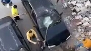 تخریب خودروی پژو ۴۰۵ با بیل و کلنگ توسط چند مرد عصبانی / فیلم