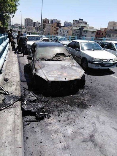 تصاویر | آتش گرفتن بنز روی پل ارتش تهران 