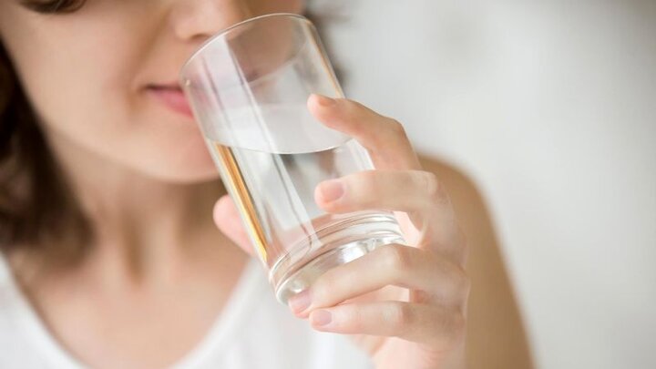 فواید باورنکردنی نوشیدن آب گرم برای بدن؛ از پیشگیری از یبوست تا بهبود کیفیت خواب