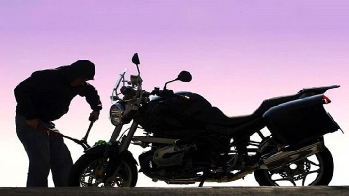 لحظه سرقت عجیب موتورسیکلت توسط زن و مرد جوان در تهران / فیلم