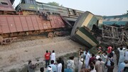 برخورد وحشتناک قطار با ماشین خراب شده روی ریل راه آهن / فیلم