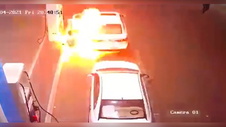 آتش گرفتن خودرو در پمپ بنزین به دلیل انفجار دستگاه کارتخوان / فیلم