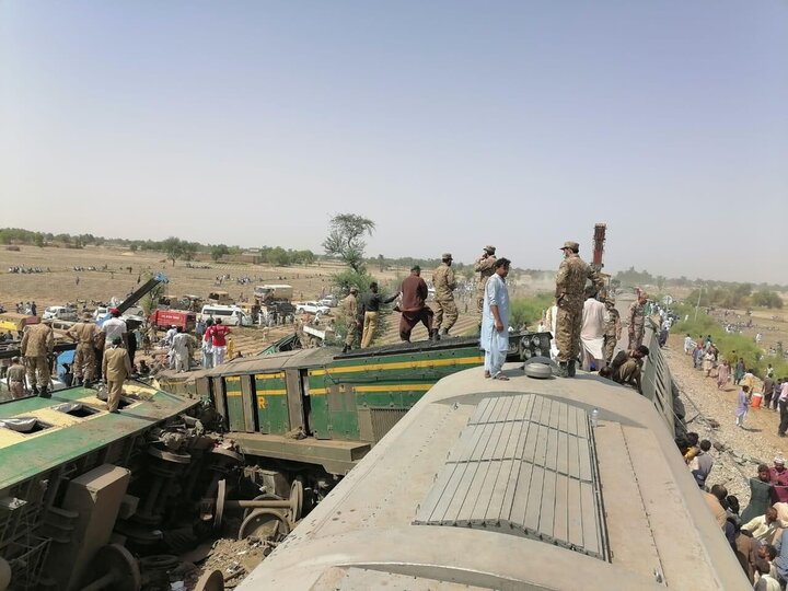 جزئیات حادثه مرگبار قطار در پاکستان / آمار جان باختگان به ۴۰ نفر رسید / عکس