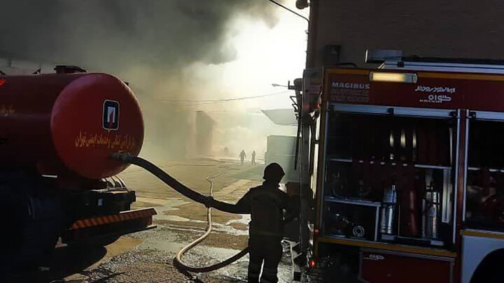 نخستین ویدیو از  آتش سوزی هولناک در کارخانه بهنوش / عکس و فیلم