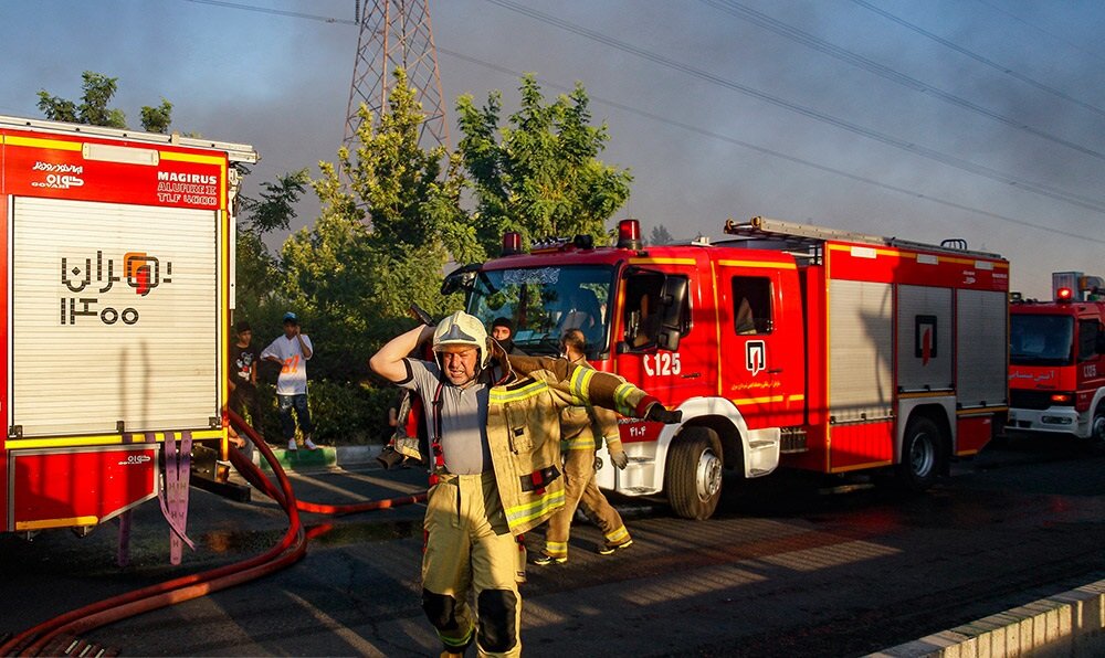 گزارش تصویری از آتش سوزی شرکت بهنوش در جاده مخصوص کرج