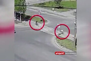 لحظه برخورد عجیب دو دوچرخه در خیابان / فیلم