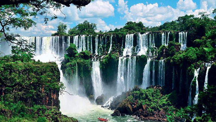 تصاویری تماشایی از آبشاری زیبا در آمریکای جنوبی / فیلم