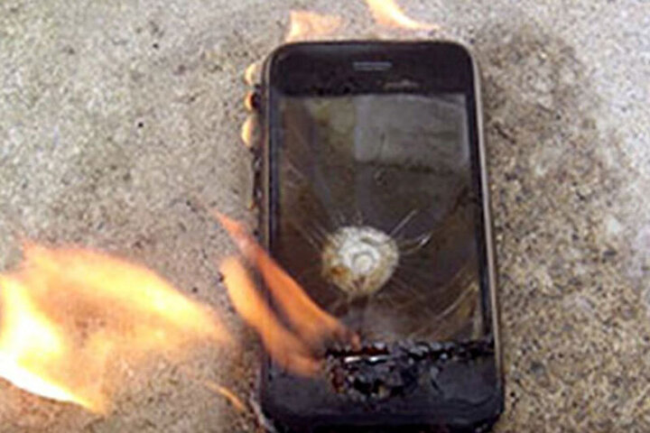 صحنه هولناک انفجار تلفن همراه در دست یک جوان / فیلم