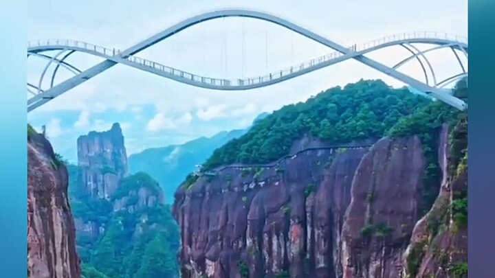 ویدیو دیدنی از پل شیشه‌ای ترسناک با طراحی خاص در چین