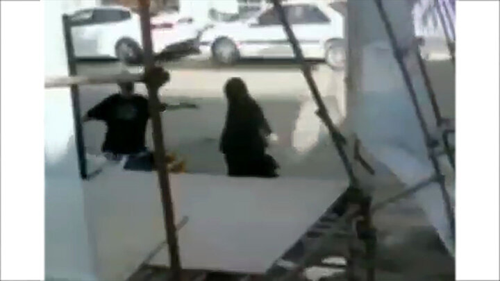 فیلمی از لحظه سقوط داربست ستاد تبلیغاتی روی سر مردم در آبادان 