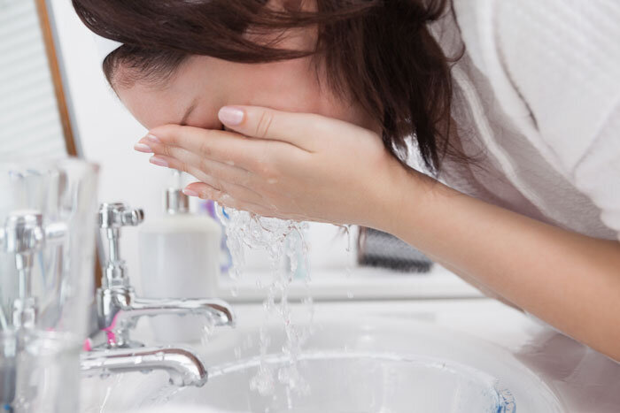 رایج‌ترین اشتباهات هنگام شستن صورت؛ از کشیدن حوله روی پوست تا شستن بیش از اندازه