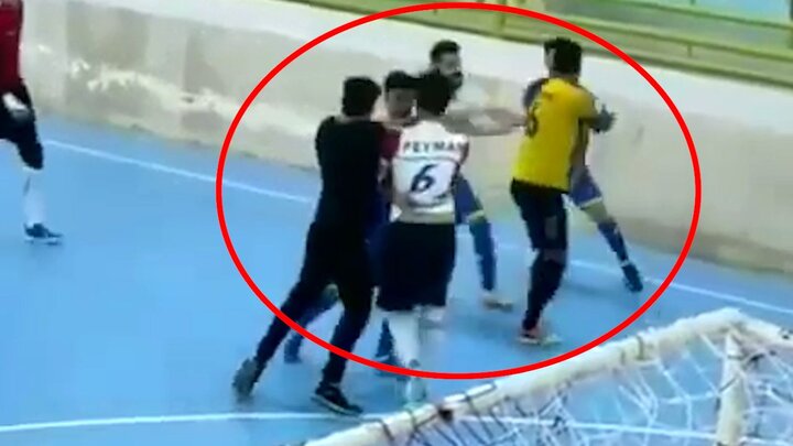 کتک کاری شدید بازیکنان فوتسال تهران و شاهرود در مسابقات لیگ دسته دو  در زابل / فیلم