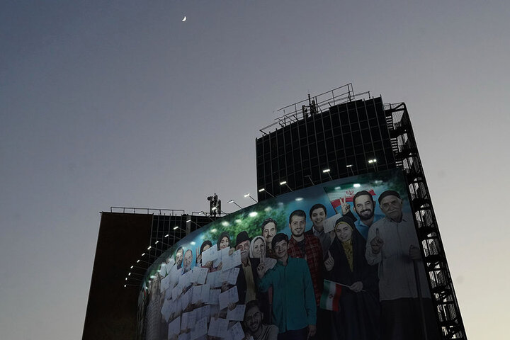 تصاویری از حال و هوای تهران در آخرین ساعات تبلیغات انتخابات ۱۴۰۰
