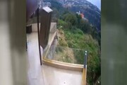 پرت شدن کُمد لباس از بالای ساختمان بر اثر زلزله شدید! / فیلم