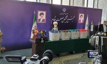 «صادق آملی لاریجانی» رای خود را به صندوق انتخابات انداخت
