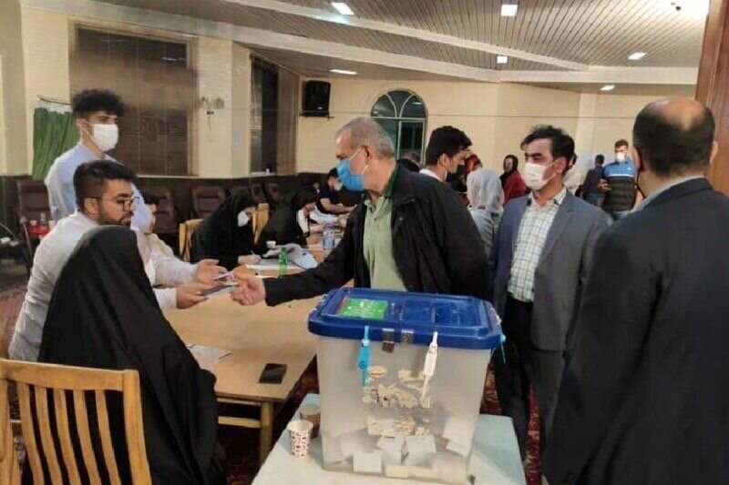 لحظه‌ رای دادن مسعود پزشکیان / عکس