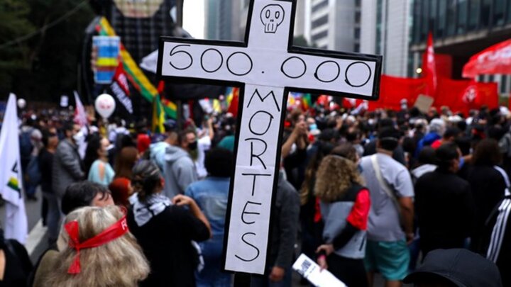 عبور آمار قربانیان کرونا در برزیل از مرز ۵۰۰ هزار نفر/ مردم دست به تجمع زدند