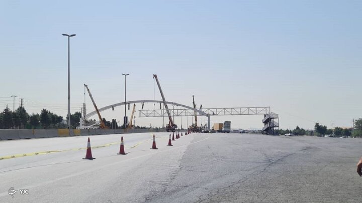  ترافیک سنگین آزادراه کرج-قزوین به دلیل نصب بی‌موقع پل عابر پیاده / فیلم