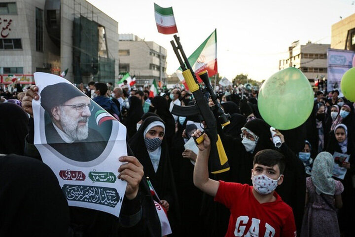  شعارهای توهین‌آمیز به دولت روحانی در جشن پیروزی حامیان رییسی / فیلم