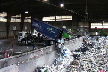 لحظه هولناک سقوط کامیون حمل زباله به داخل محل تخلیه / فیلم