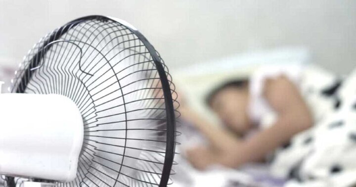 معایب خوابیدن جلوی باد پنکه و کولر / چه کسانی نباید جلوی باد پنکه و کولر بخوابند؟