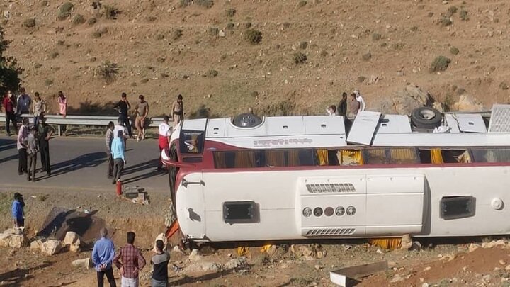 نخستین تصاویر از محل سانحه واژگونی اتوبوس حامل خبرنگاران در نقده آذربایجان غربی / فیلم