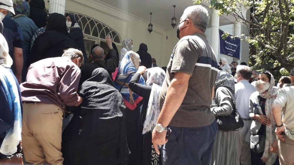 صف عجیب وشلوغ برای تزریق واکسن کرونا در تهران / فیلم وتصاویر