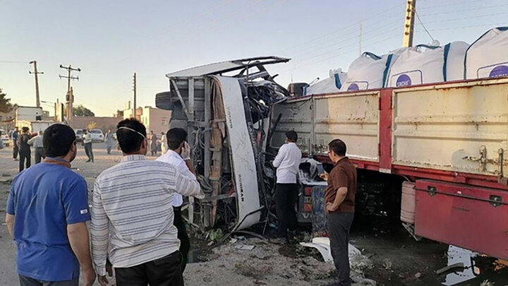 تصادف مرگبار اتوبوس مسافربری با تریلی در یزد؛ ۵ کشته و ۳۴ زخمی / فیلم