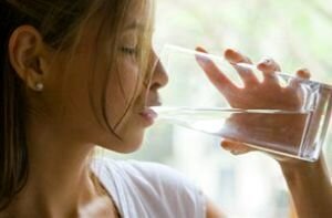 عوارض وحشتناک نوشیدن آب هنگام غذا خوردن 