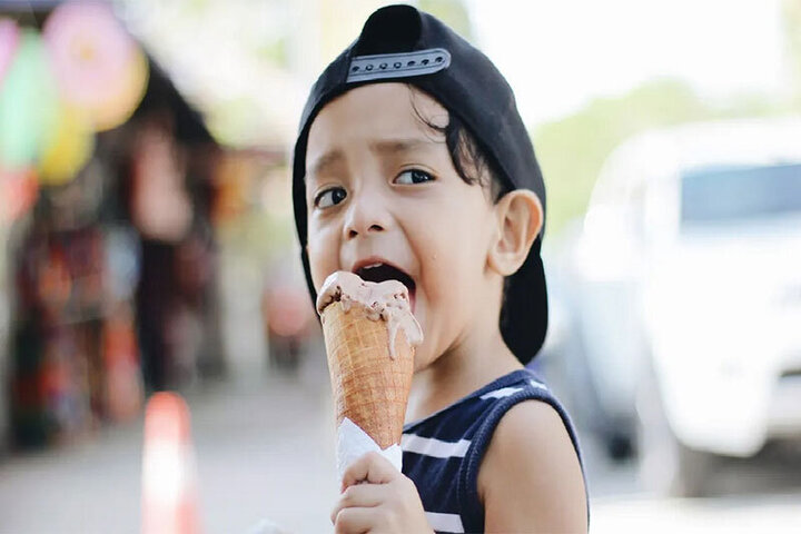  روش خنده‌دار یک کودک برای خوردن بستنی / فیلم